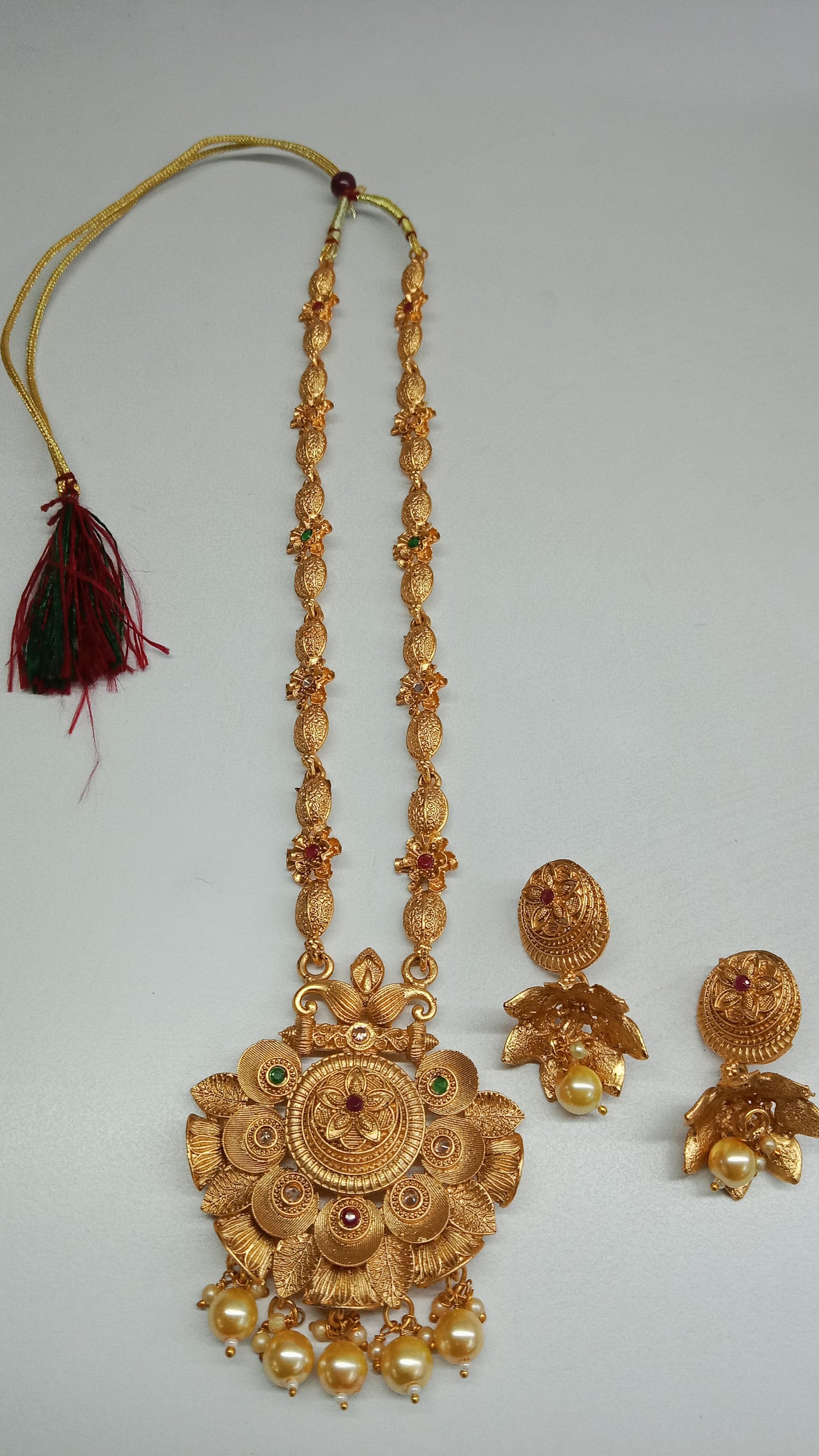 Gold-plated necklace set with  floral design